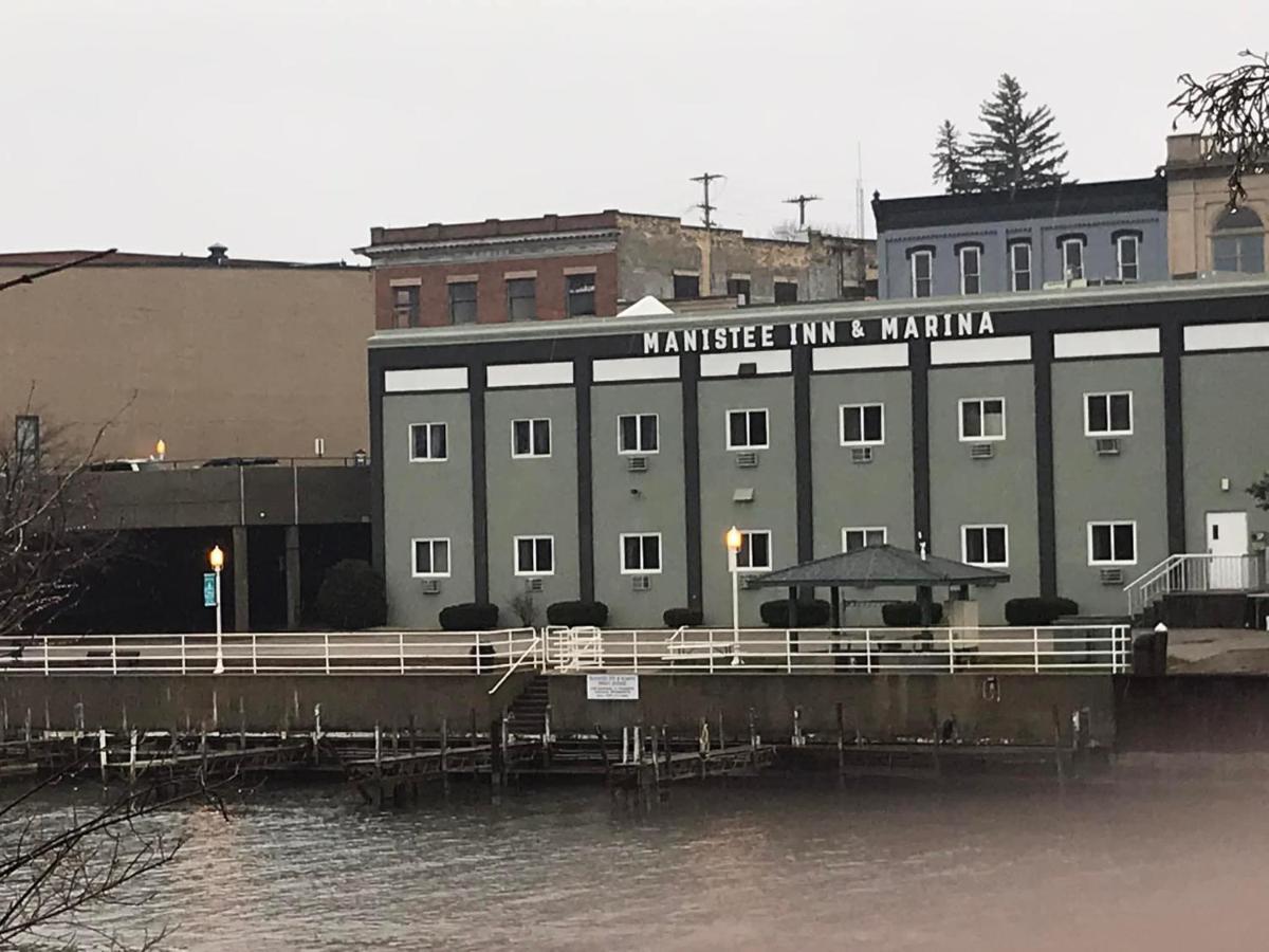 Manistee Inn & Marina Bagian luar foto