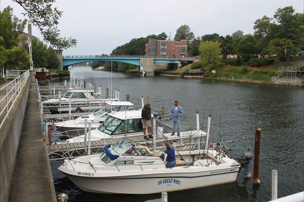 Manistee Inn & Marina Bagian luar foto